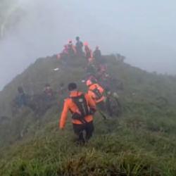 Endonezya'da 11 kişiyi taşıyan uçak sırra kadem basmıştı...Enkazı bulundu!