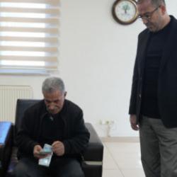 Para çantasının içinden çöp çıkan adam şaşkına döndü