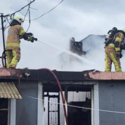 Yangın çıkan evde tüp patladı: Yaşlı adam hastaneye kaldırıldı