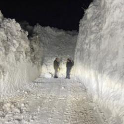 Hakkari'de çığ düşen köy yolu ulaşıma açıldı: Kar kalınlığı dikkat çekti