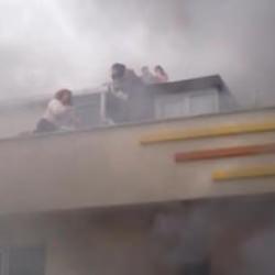 Sultanbeyli'de yangın paniği! Çatıda mahsur kalan 12 kişi böyle kurtarıldı