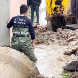 Antalya'da su tahliye kanalına düşen 3 yaşındaki çocuk can verdi