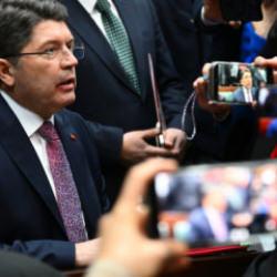 Bakan Tunç duyurdu: Bayrağımıza yönelik saldırıda 14 kişi gözaltına alındı