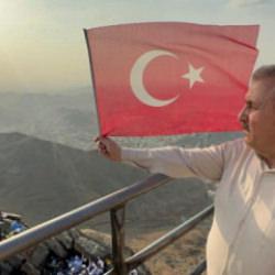 Destici, bayrak yakan bölücülere Nur Dağı’ndan Türk bayrağı sallayarak cevap verdi 