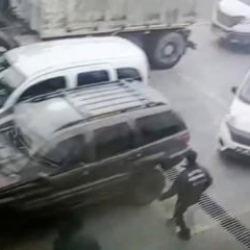 Düzce'de araç muayene istasyonunda araba kontrolden çıktı