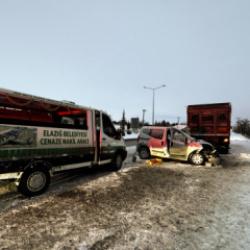 Elazığ'da feci kaza: Metal yığınına dönen araçta karı koca can verdi