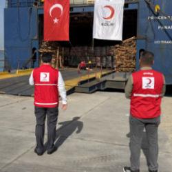 Gazze’ye 1400 tonluk insani yardım taşıyan Türk Kızılay gemisi El Ariş limanına ulaştı