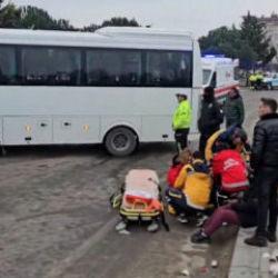 İşçi servisleri kafa kafaya çarpıştı: 19 yaralı