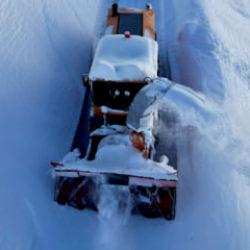 Kar kalınlığı 3 metreyi buldu! Köy yolları ulaşıma kapandı 