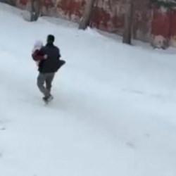 Kars'ta hasta annesini kucağında taşıdı: Sevginin en saf hali kamerada