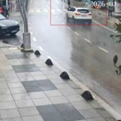 Kocaeli'de arabanın yaya geçidinde çarptığı kadın ağır yaralandı