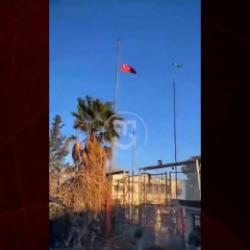 Nusaybin–Kamışlı sınır kapısında komandolar Türk bayrağını tekrar göndere çektiği anlar.