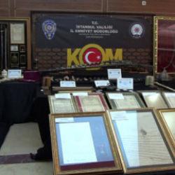 Sanki cephanelik! İstanbul'da kalkan, miğfer ve kılıçlı dev tarihi eser operasyonu