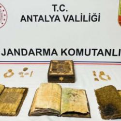 Antalya'da operasyon: Tarihi Kur'an-ı Kerimleri kaçırırken yakalandılar