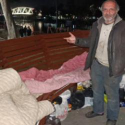 Felaket zinciri iş yerinin yıkılmasıyla başladı: 2 yıldır bankta yaşıyor