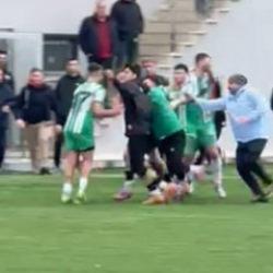 Yeşil saha boks ringine döndü! Futbolculardan yumruk yumruğa kavga