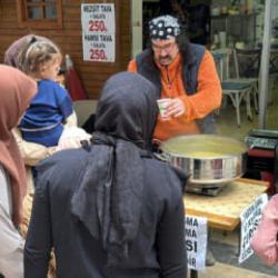 Her gün ücretsiz dağıtıyor! Astığı yazıyla, iyiliğe ortak olanların sayısını arttırdı