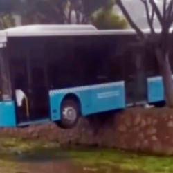 Antalya'da facianın eşiğinden dönüldü: Halk otobüsü duvarda asılı kaldı