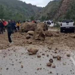 Isparta-Antalya kara yolunda heyelan!