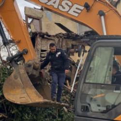 Kepçeye binen zabıta canını tehlikeye atmıştı: Sebebi ortaya çıktı