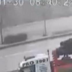 Kontrolden çıkan servis refüje çıktı: Ölümden saniyelerle kurtuluş kamerada