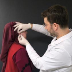 Kulağını deldirdi, ameliyat olmak zorunda kaldı! Kulak keloidi ameliyatla alındı