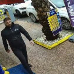 Tabancayla kuyumcuya girip 100 gram altın çaldı! O anlar kamerada