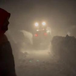 Tipide araçlarında mahsur kalanları ekipler kurtardı