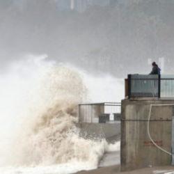 Antalya'da define avcıları dev dalgaların dövdüğü sahilde mesai yaptı