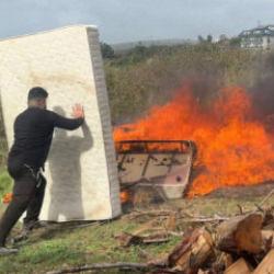 Antalya'da personele tepesi atan patron lojmandaki tüm eşyaları yaktı!
