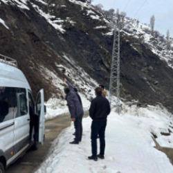 Batman'da heyelan: İki minibüs mahsur kaldı