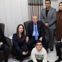 Cumhurbaşkanı Erdoğan'dan depremzede aileye ziyaret