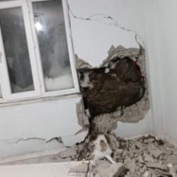 Hakkari'de yürekler ağza geldi: Dağdan kopan kaya parçası evin duvarını deldi