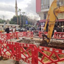 İşçiler bulduklarına inanamadı! Antalya'da cami önünde gizem dolu kazı