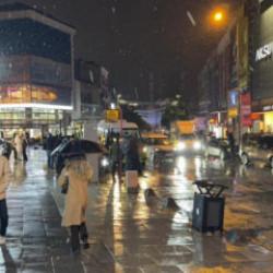 İstanbul'da kar yağışı başladı: Hava sıcaklığı birden düştü!