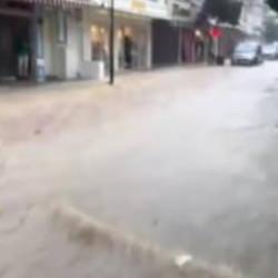 İzmir'de her yağmur sonrası aynı manzara: Cadde dereye döndü