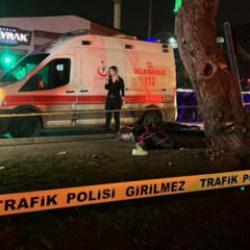 Mersin'de feci kaza! Sollama yaparken yaya geçidinde bekleyenlere çarptı: 3 ölü