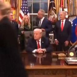 Oval Ofis'te gerginlik! Gelen soru Trump'ı çıldırttı: Gazetecileri dışarı çıkarttı