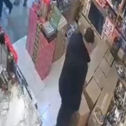 Sakarya'da asma tavan iş yeri sahibinin üzerine çöktü! Olay anı kamerada