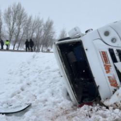 Sivas'ta öğrenci servisi devrildi! Yaralılar var