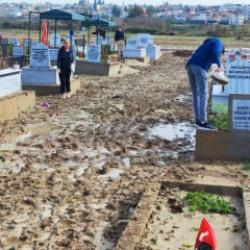 Adana'da kabirler çöktü: 'Ölülerimiz yerinde bile rahat etmiyor'