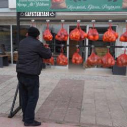 Mahalle muhtarı başlattı: Vatandaşlar ücretsiz sebze ve meyve alıyor 