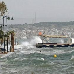 Ayvalık'ta fırtına nedeniyle deniz taştı, sokaklar suyla doldu