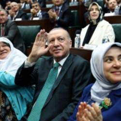 Cumhurbaşkanı Erdoğan'dan destek! Zeynep Güneş 100 tülbentli kadınla Meclis'te