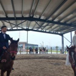 Gelin ata bindi, evet dedi! Esenyurt'ta atasözü gerçeğe dönüştü