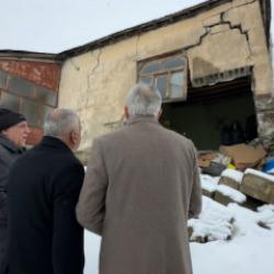 Hakkari'de kış ortasında toprak evi çöken yaşlı kadına devlet eli