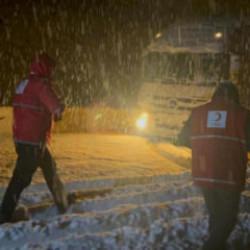 Karda mahsur kalan 40 araçtaki 80 kişi kurtarıldı