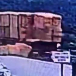 Ecel yolda yürüdüğü sırada yakaladı! Ölüm anı kamerada