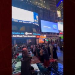 New York Times Meydanı’nda teravih namazı