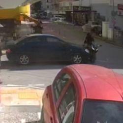 Otomobil ile çarpışan motosikletli metrelerce savruldu